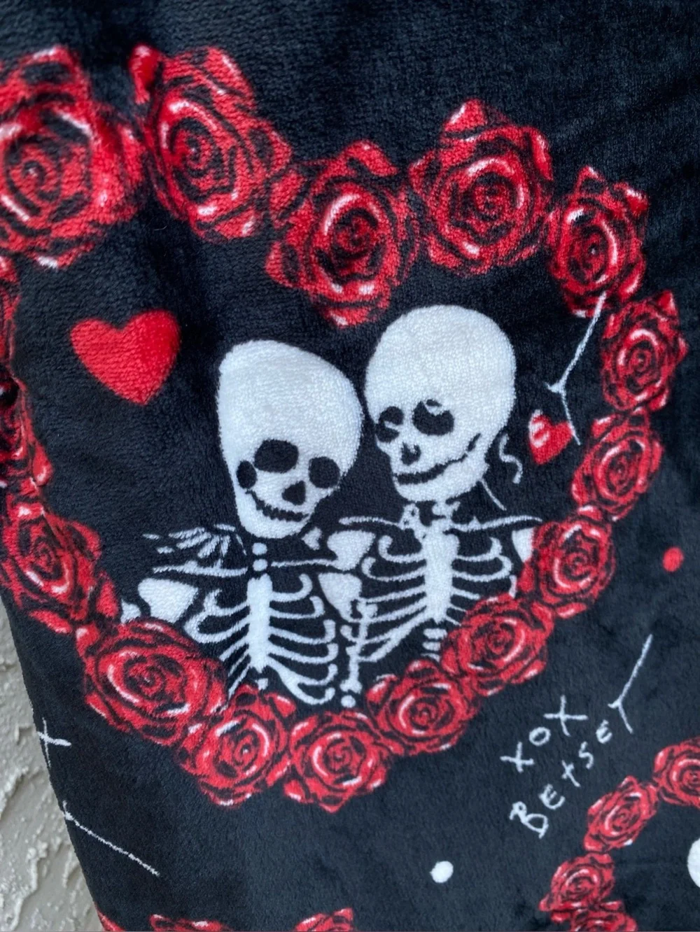 Betsey Johnson Skeleton & Roses Halloween Blanket NWT (50x70)